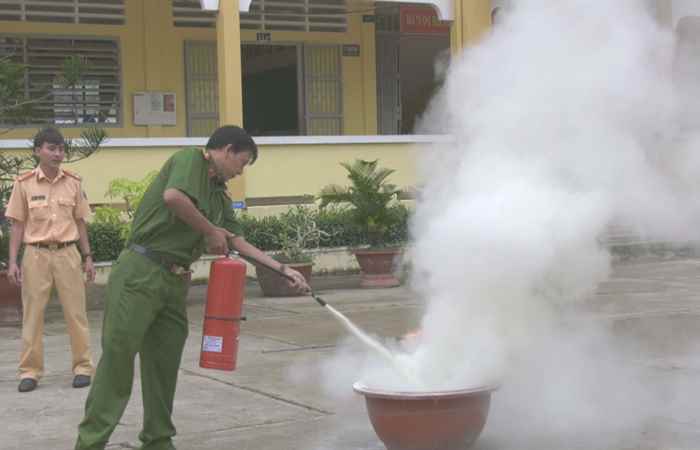 Trường THPT Thuận Hòa tuyên truyền an toàn giao thông, phòng, chống bạo lực học đường, phòng cháy, chữa cháy, cứu nạn, cứu hộ  